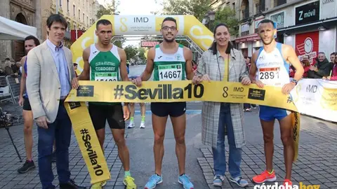 El cordob&eacute;s Grondona (centro) la Carrera Popular Casco Antiguo de Sevilla