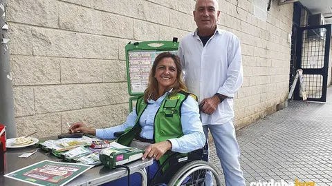 Carmen Zafra con Manuel, uno de los agraciados