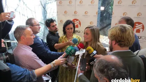 La consejera de Fomento atendiendo a los medios de comunicaci&oacute;n en el Eurostar Palace