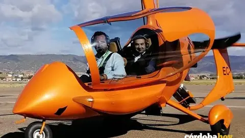 Marcial G&oacute;mez Balsera, en un autogiro naranja