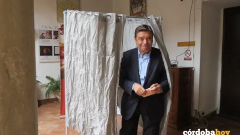 El candidato del Psoe por C&oacute;rdoba y Ministro de Agricultura, Luis Planas, votando en el antiguo colegio Julio Romero de Torres, en Rey Heredia 2