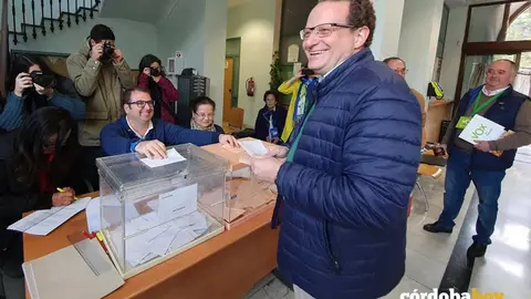 El candidato n&uacute;mero uno de Vox al Congreso, Jos&eacute; Ram&iacute;rez del R&iacute;o, ejerce su derecho a voto en la gerencia de Urbanismo