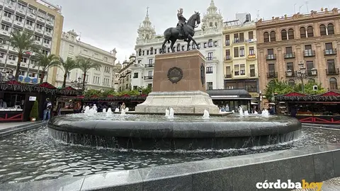 Estatua al Gran Capit&aacute;n en la fuente de la Plaza de Las Tendillas