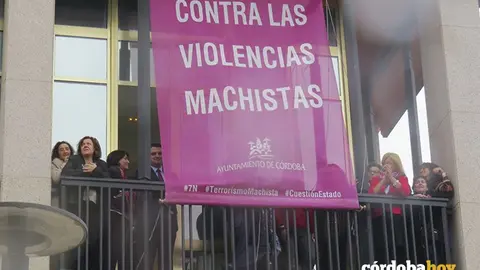 Pancarta contra la violencia machista en el Ayuntamiento con todos, salvo Vox