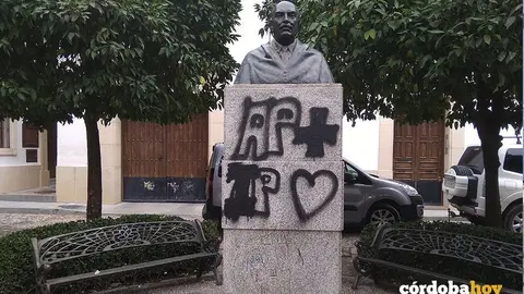 La estatua de L&oacute;pez-Neyra fue pintada hace mes y medio