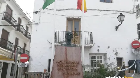 Busto en honor a Blas Infante en su localidad natal, Casares