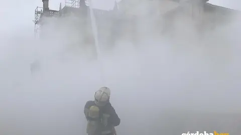 Un bombero en el simulacro de un incendio en la Mezquita
