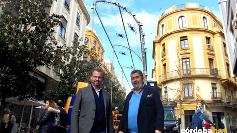 David Dorado (izquierda) visita la instalaci&oacute;n del espect&aacute;culo navide&ntilde;o