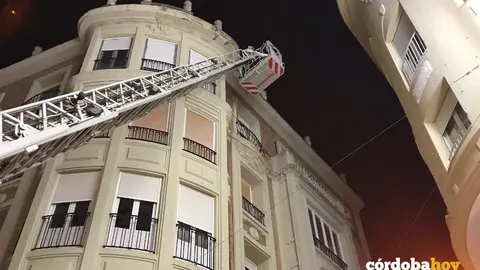 Los bomberos sanean una cornisa en Cruz Conde