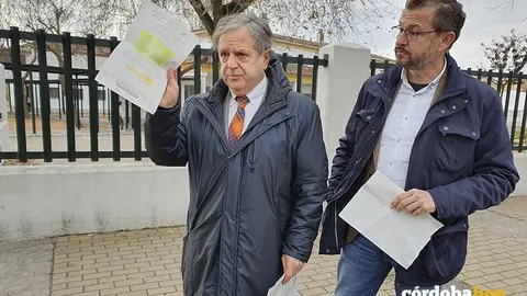 Salvador Fuentes y David Dorado ante el colegio Miralbaida