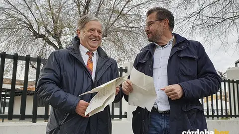 Salvador Fuentes y David Dorado ante el colegio Miralbaida