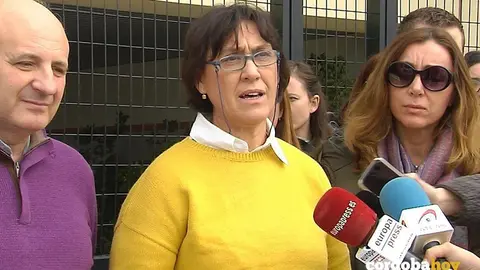 La jefa de Estudios del IES Luis Carrillo de Sotomayor de Baena (C&oacute;rdoba), Antonia Villatoro, atiende a los medios a las puertas del centro
