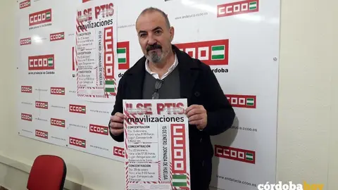 Antonio S&aacute;nchez, de CCOO, posando con el cartel que anuncia las movilizaciones de int&eacute;rpretes de signos y personal de integraci&oacute;n