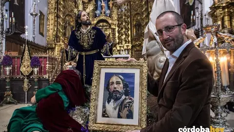 Jos&eacute; Manuel Ayll&oacute;n mostrando uno de sus cuadros
