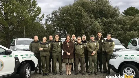 Agentes de medio ambiente junto a Araceli Cabello y los nuevos veh&iacute;culos