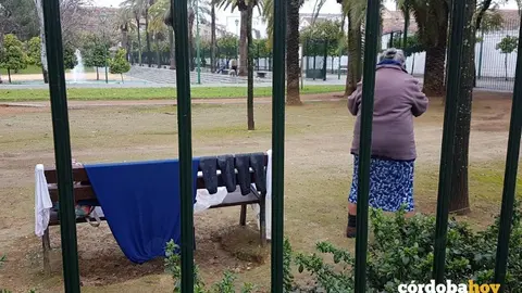 Persona sin hogar en el parque conocido como Los Teletubbies