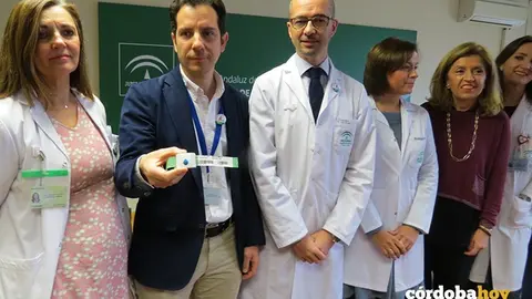 Profesionales del Reina Sof&iacute;a mostrando el dispositivo
