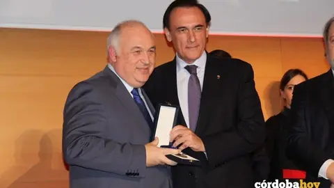 Francisco Mu&ntilde;oz junto al rector de la Universidad, Jos&eacute; Carlos G&oacute;mez