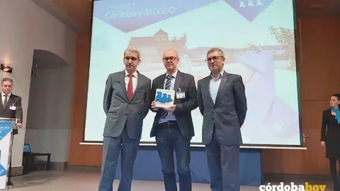 El t&eacute;cnico de Calidad de Sadeco, Crist&oacute;bal Arag&oacute;n, recoge el premio de manos del presidente de Aspapel, Jordi Mercader, y el secretario de Estado de Medio Ambiente, Hugo Mor&aacute;n