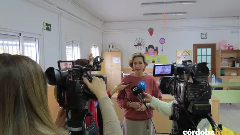 Inmaculada Troncoso atendiendo a los medios en la escuela infantil Virgen de la Soledad