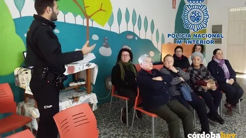 Charla de la Polic&iacute;a Nacional a mayores en Lucena y Cabra