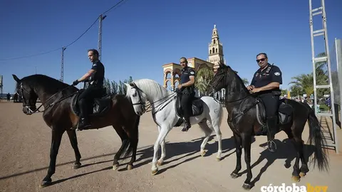 Polic&iacute;a Local a caballo en el recinto ferial