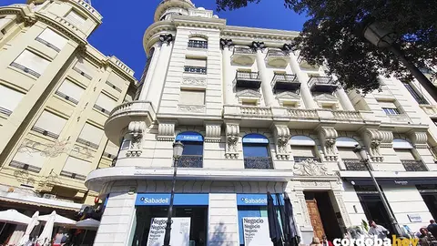 Fachada del edificio del F&eacute;nix en la Plaza de Las Tendillas