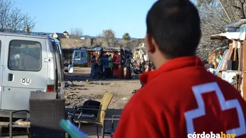 La Cruz Roja atendiendo en un asentamiento de C&oacute;rdoba