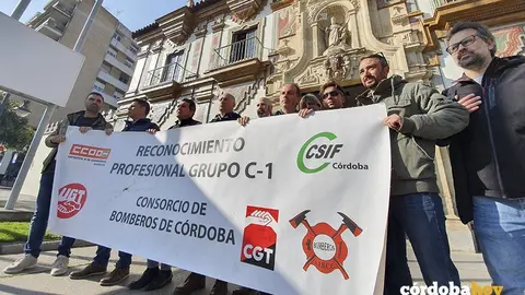 Representantes de los bomberos del Consorcio a las puertas de la Diputaci&oacute;n