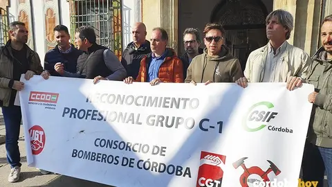 Representantes de los bomberos del Consorcio a las puertas de la Diputaci&oacute;n, en una imagen de archivo