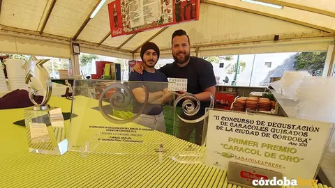 En Caracolexpress, junto a la estaci&oacute;n de autobuses, muestran sus credenciales
