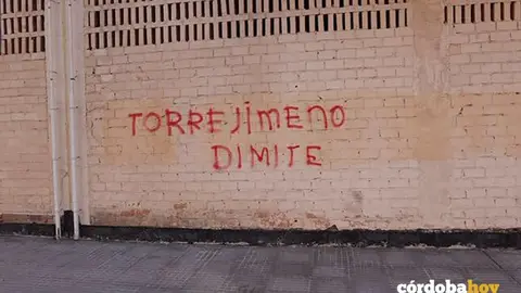 Pintadas contra manuel Torrejimeno en el entorno de su casa particular