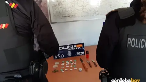 Armas blancas y droga incautada