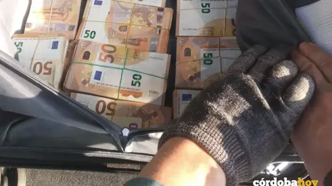 Parte del dinero intervenido por la Guardia Civil en Pedro Abad