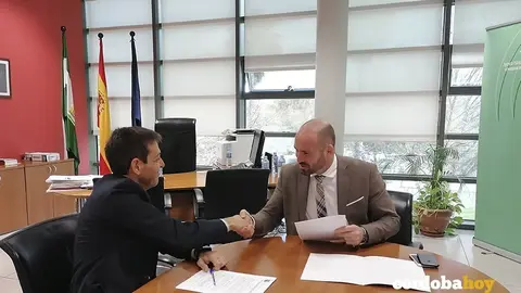 Firma del contrato para construir el instituto de Miralbaida