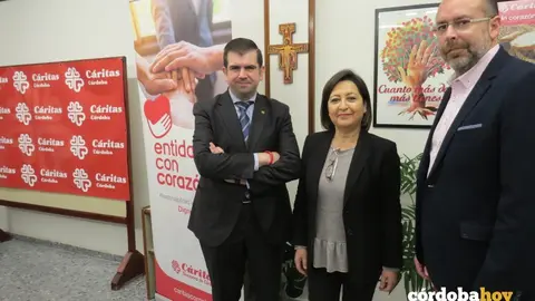 El director de C&aacute;ritas, Salvador Ruiz, su secretaria general Laly Ruiz y el responsable de la empresa Zoc&oacute;ptica, Aurelio Gonz&aacute;lez