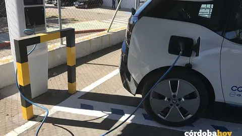 Cargador de coche el&eacute;ctrico de Endesa en el Parador de C&oacute;rdoba