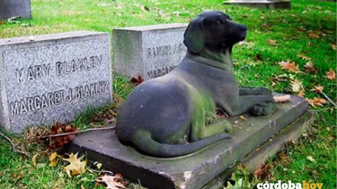 Una tumba de un perro en un cementerio de animales