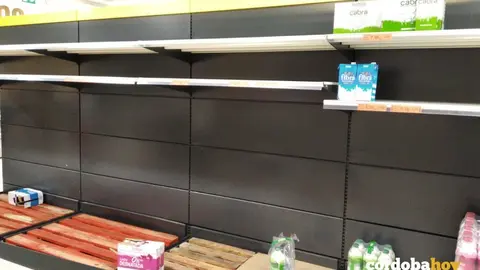 Mercadona del Brillante con las estanter&iacute;as vac&iacute;as