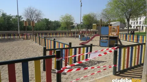 Los parques infantiles, precintados y sin ni&ntilde;os