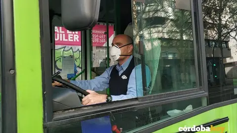 Conductor de Aucorsa con medidas preventivas