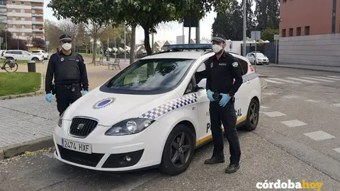 Agentes de la Polic&iacute;a Local con medidas preventivas