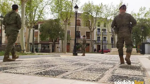 Efectivos militares controlando las calles de Lucena