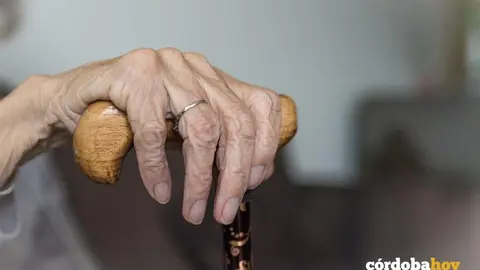 La mano de una anciana