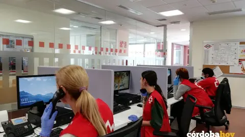 Personal de la Cruz Roja atendiendo llamadas durante la crisis del coronavirus