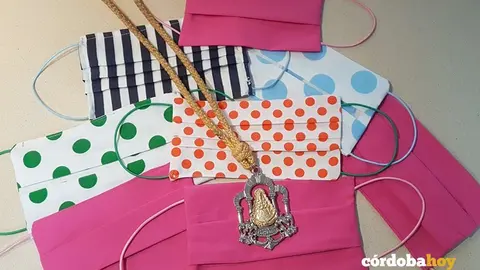 Mascarillas elabnoradas con retales de trajes de flamenca de la hermanda del Roc&iacute;o de C&oacute;rdoba
