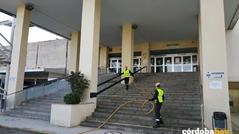 Trabajos de desinfecci&oacute;n en el Hospital Provincial