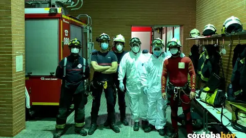 Bomberos cordobeses equipados contra el coronavirus. Foto procedente de la cuenta de Twitter '@cordobafire'