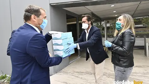 Marifr&aacute;n Carazo entrega mascarillas a taxis y empresas de transportes
