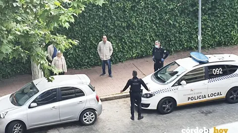 Control policial de vecinos en la calle esta misma ma&ntilde;ana